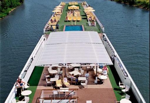 La cubierta solarium tiene una piscina y una gran terraza